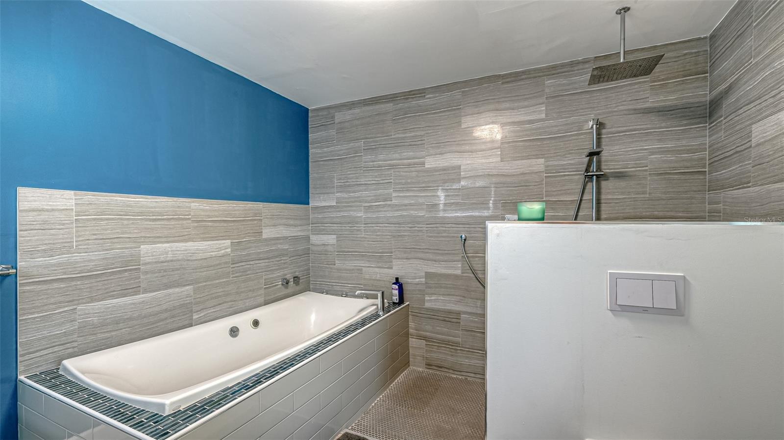 COUNTRY CLUB SHORES - Residential Lease