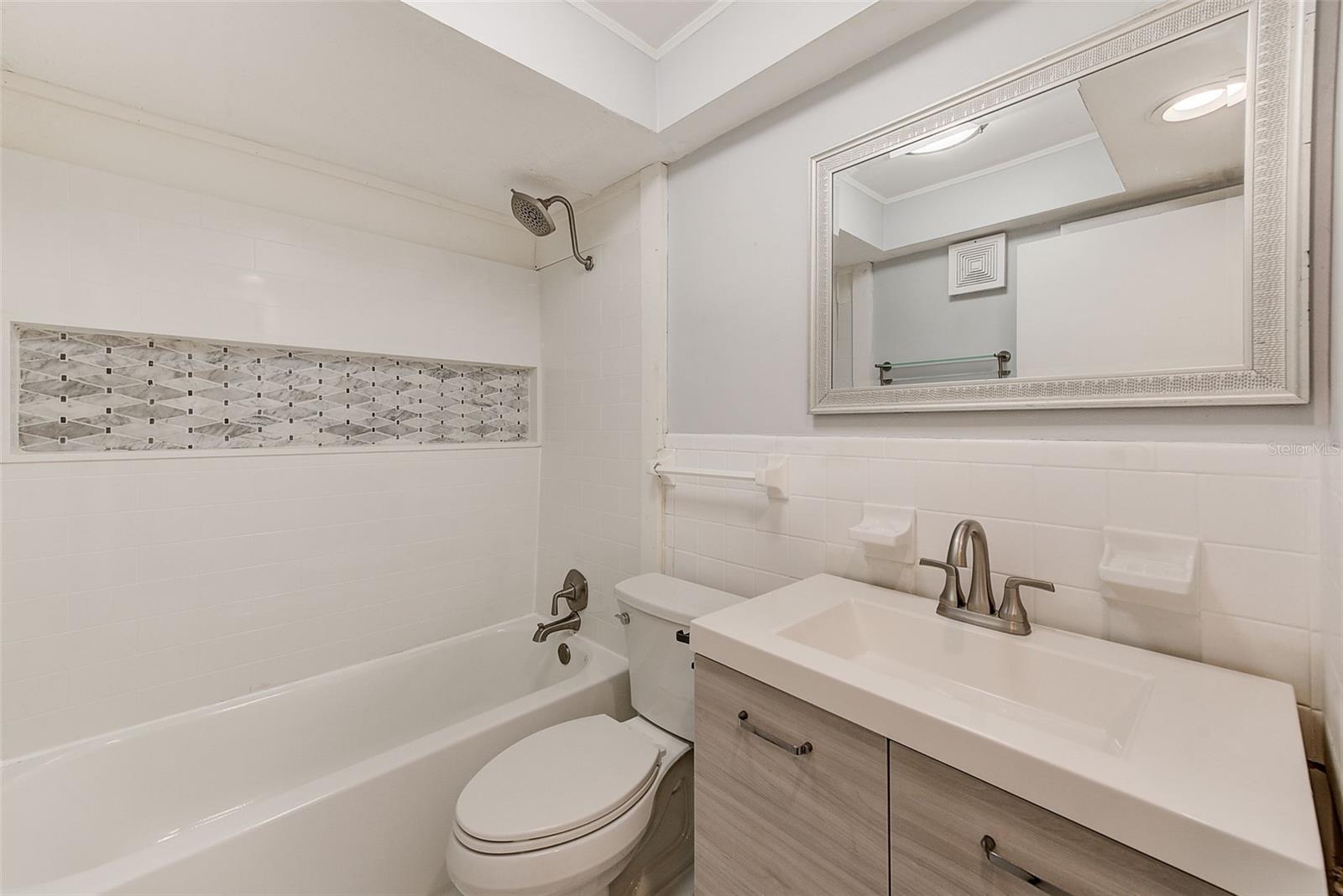 DREW GARDEN APTS - Residential Lease