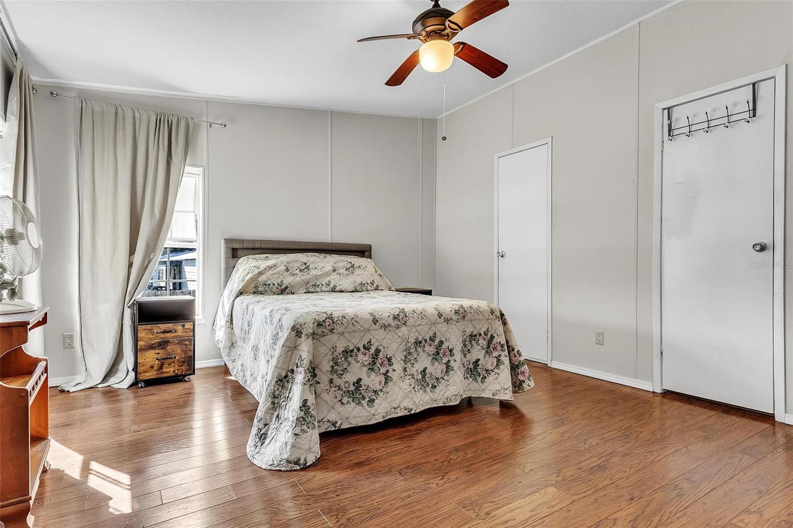 MIRROR LAKE BEACHES - Residential