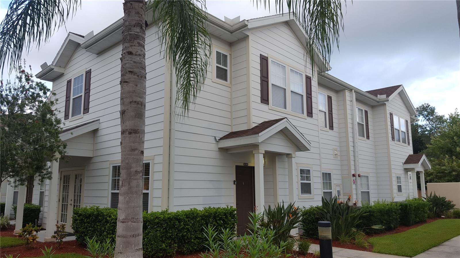Excellent Opportunity in Lucaya Village!
Discover this spacious and fully furnished two-story, 4-bedroom, 3-bathroom corner-lot townhome located in a gated community with resort-style amenities. Enjoy access to a clubhouse featuring a pool, spa, BBQ areas, fitness center, and business center.
This home boasts two master suites, each with its own private bathroom and walk-in closet. The kitchen is equipped with stainless steel appliances and granite countertops, flowing seamlessly into the open-concept living and dining areas.
Prime Location: Just minutes from Disney Parks, SeaWorld, water parks, ESPN Sports Complex, and Premium Outlets—all within 6 miles. Super Walmart, Publix, and a variety of restaurants are less than a mile away, making it a magnet for tourists.
Whether you're seeking a primary residence, vacation home, or a short-term rental investment, this property offers exceptional flexibility and income potential when you're not using it.