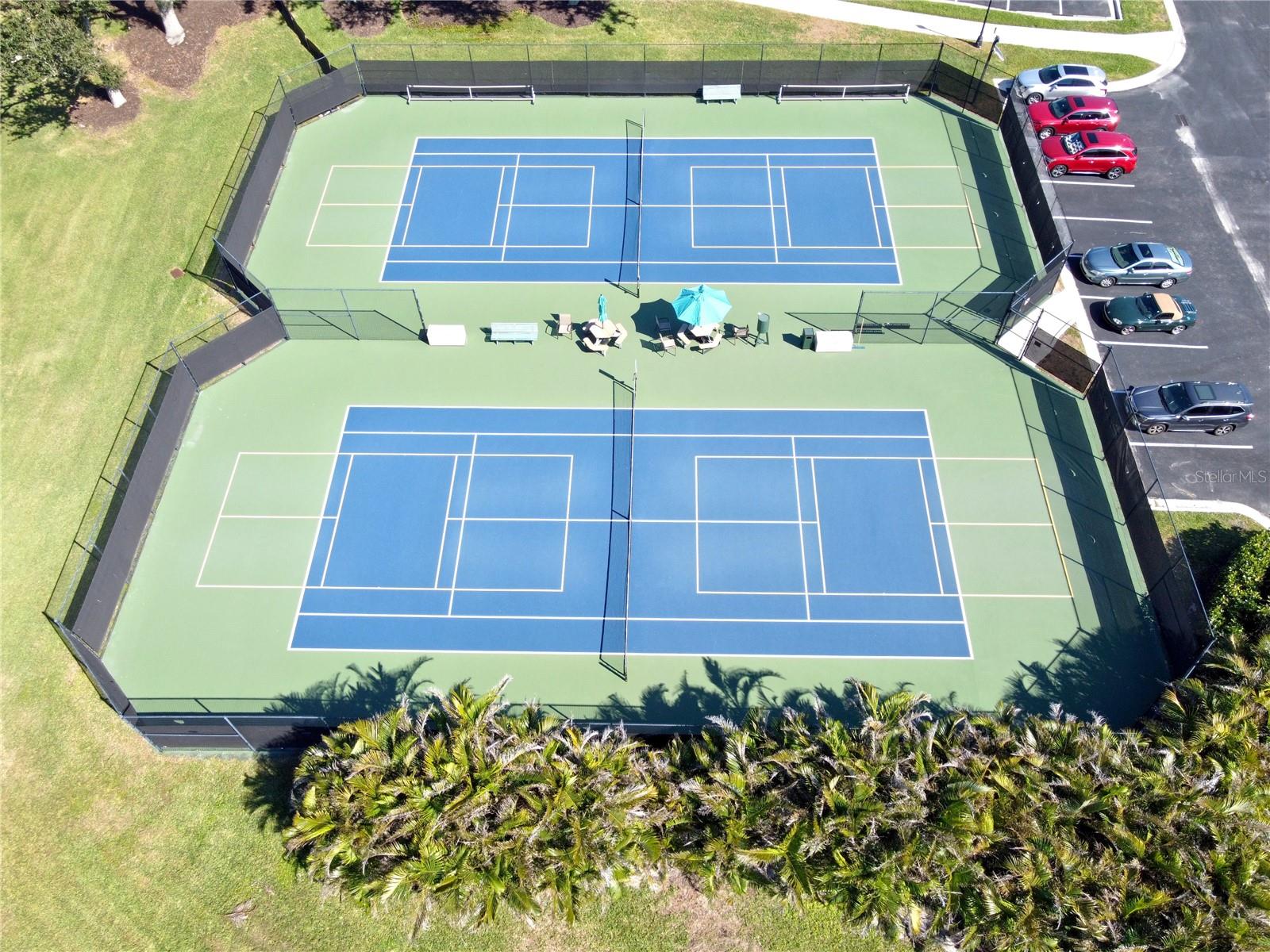 PELICAN POINTE GOLF & COUNTRY CLUB - Residential