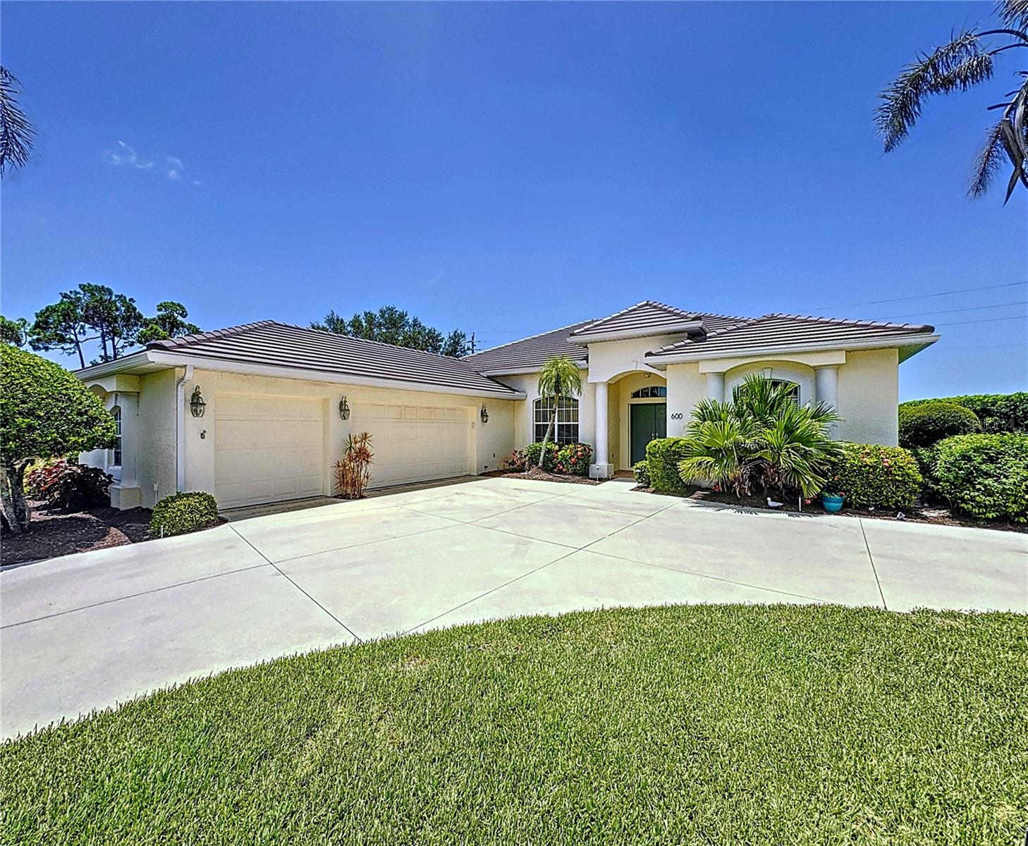 PELICAN POINTE GOLF & COUNTRY CLUB - Residential
