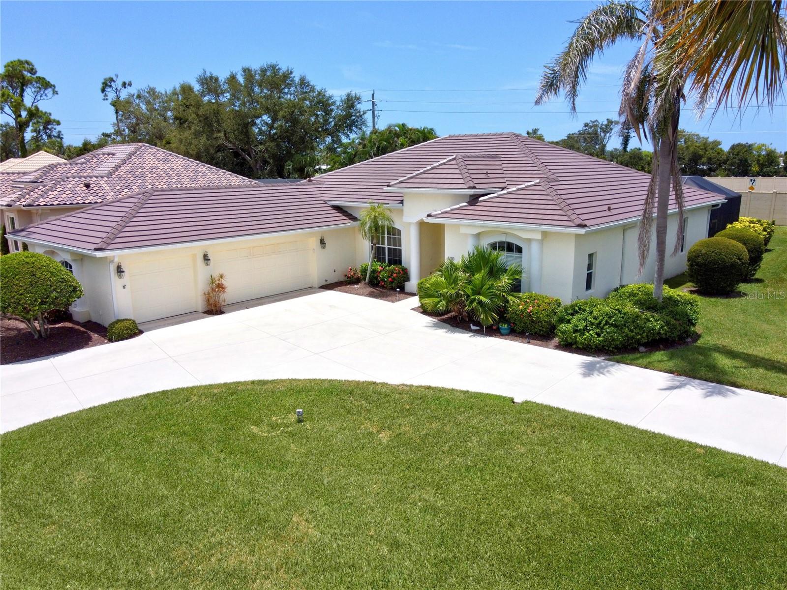 PELICAN POINTE GOLF & COUNTRY CLUB - Residential