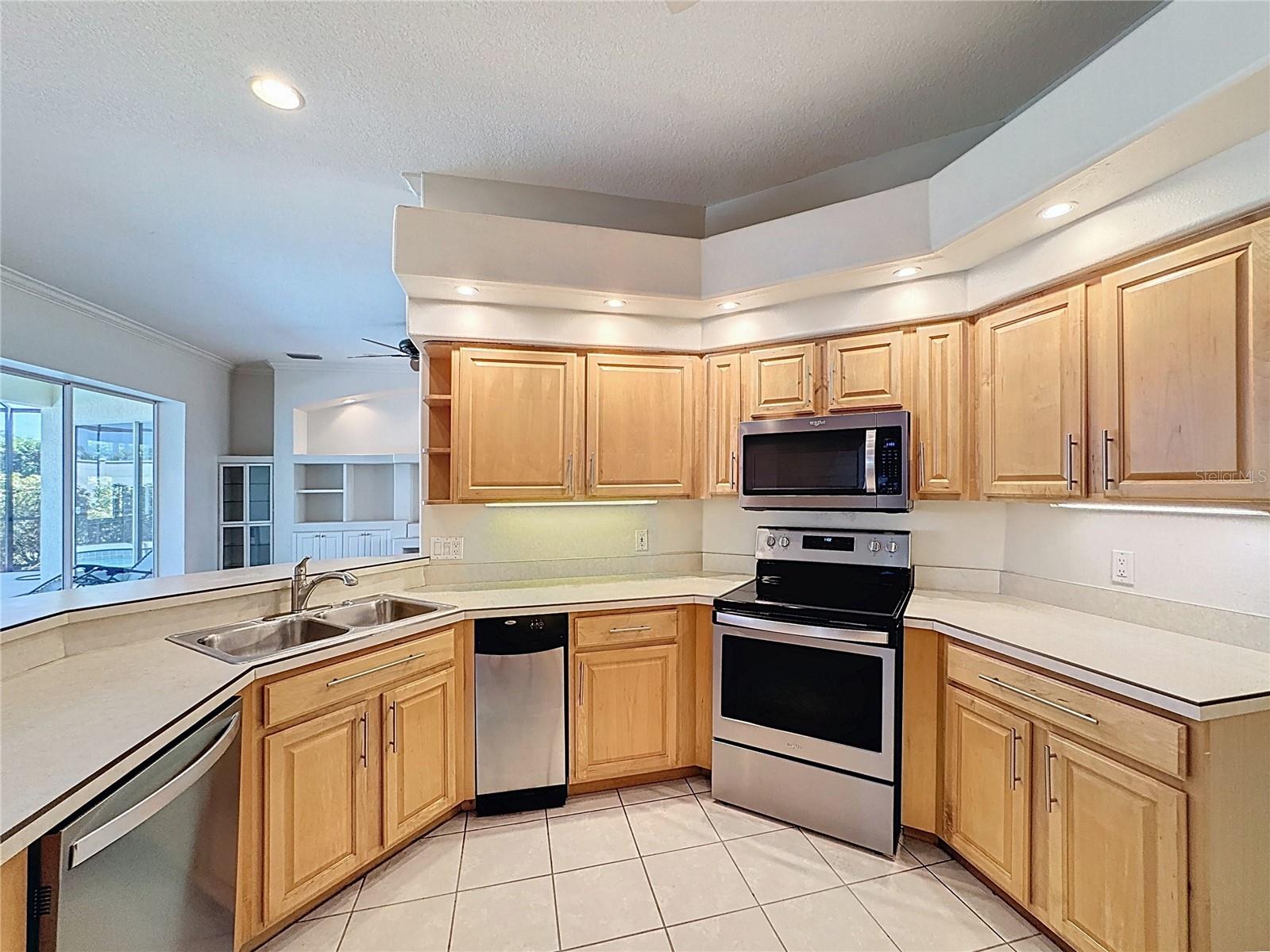 PELICAN POINTE GOLF & COUNTRY CLUB - Residential