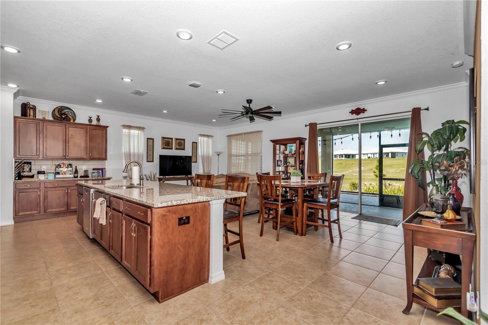 ON TOP OF THE WORLD - Residential