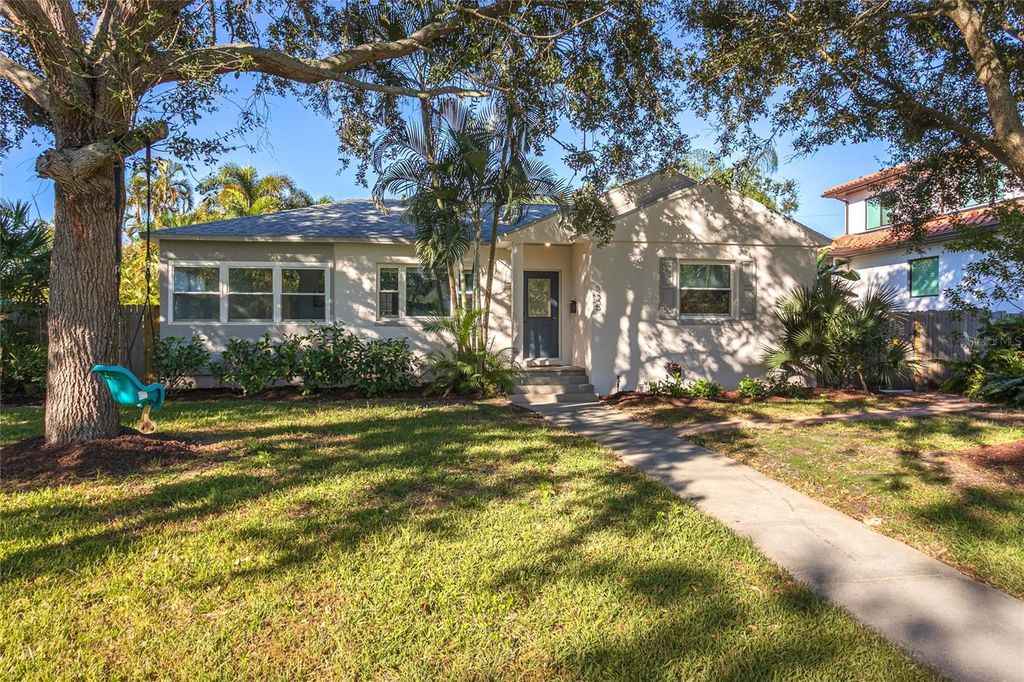 Photo of 325 33rd Avenue NE, St Petersburg, FL 33704 (MLS # TB8448092)