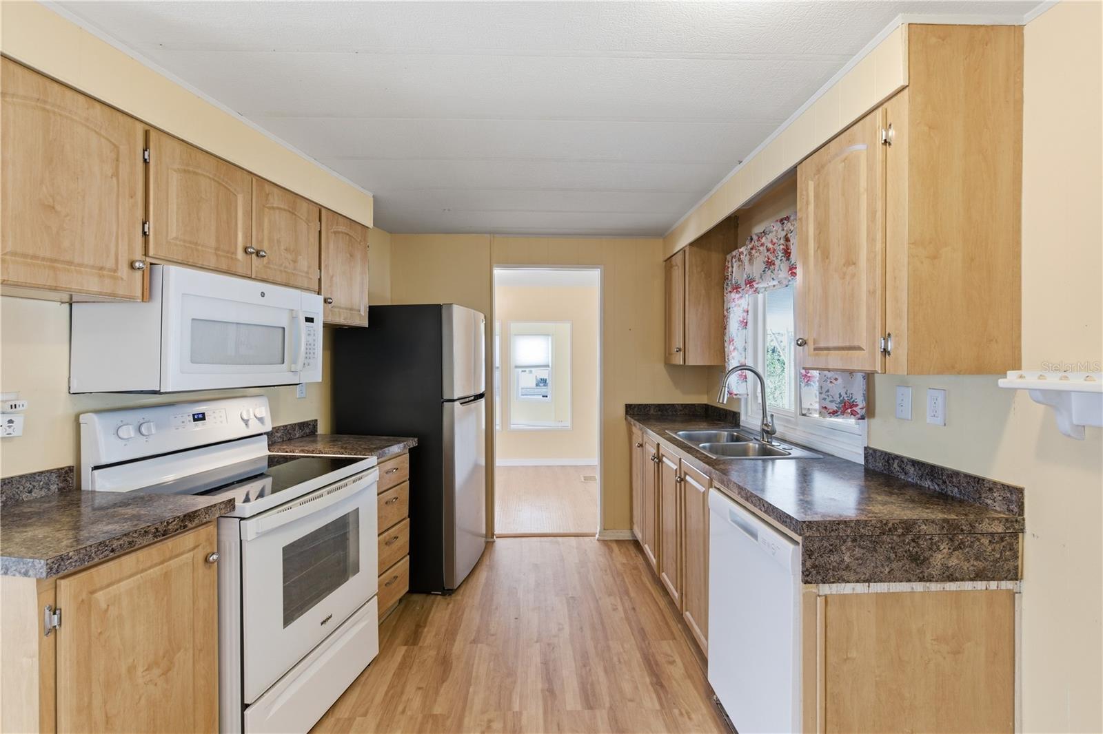 PALM LAKE ESTATES - Residential