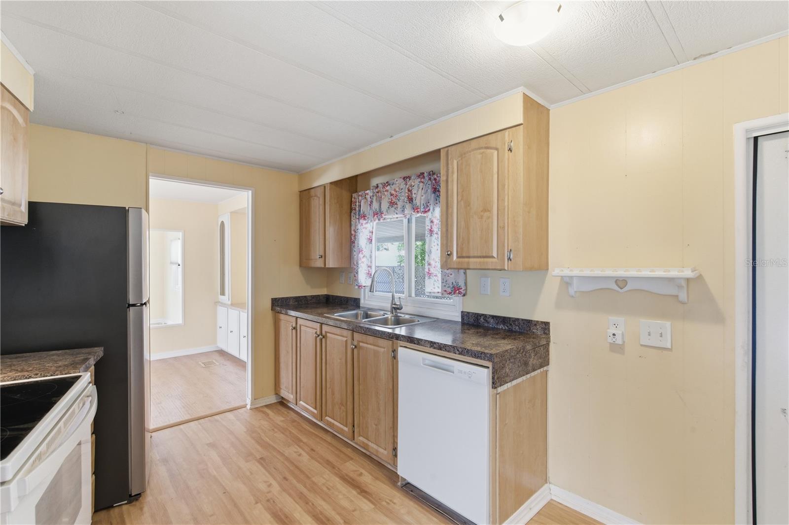 PALM LAKE ESTATES - Residential