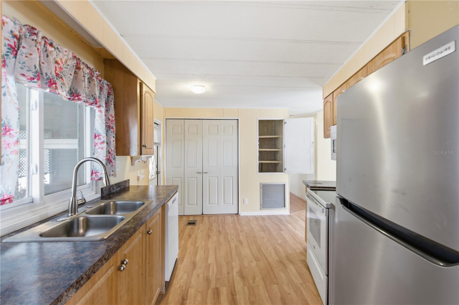 PALM LAKE ESTATES - Residential