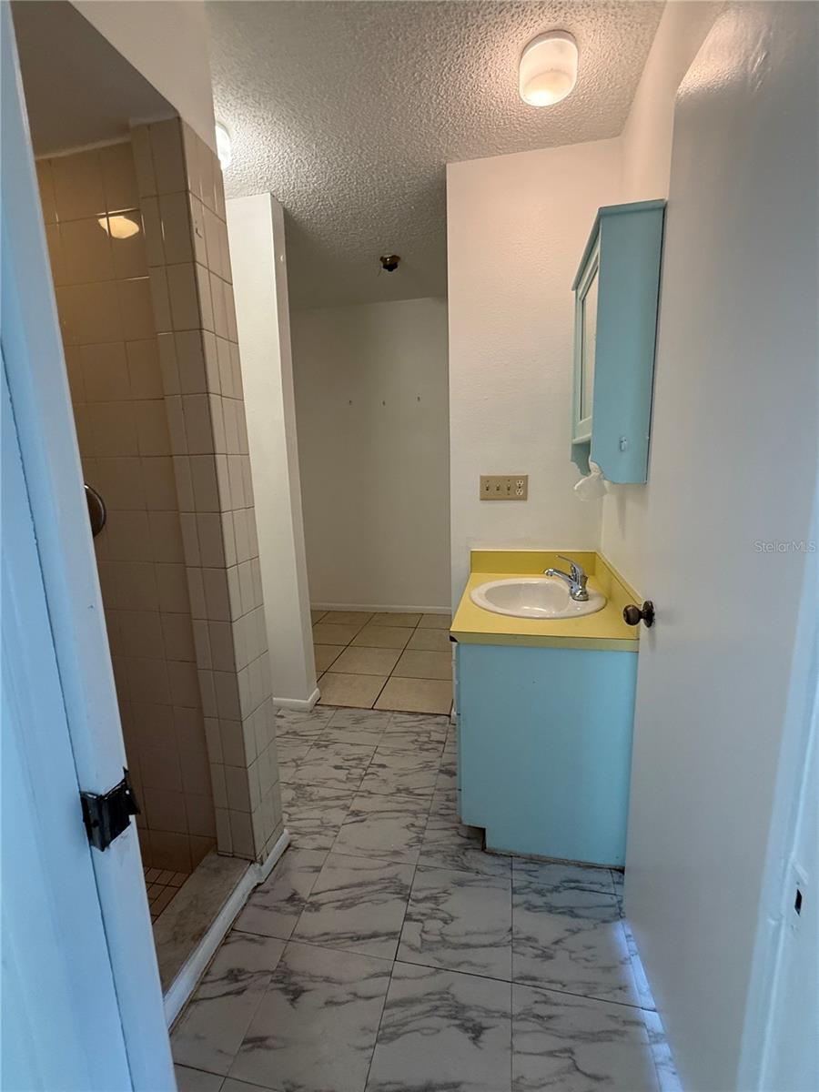 HOLIDAY HEIGHTS 2ND ADD - Residential Lease