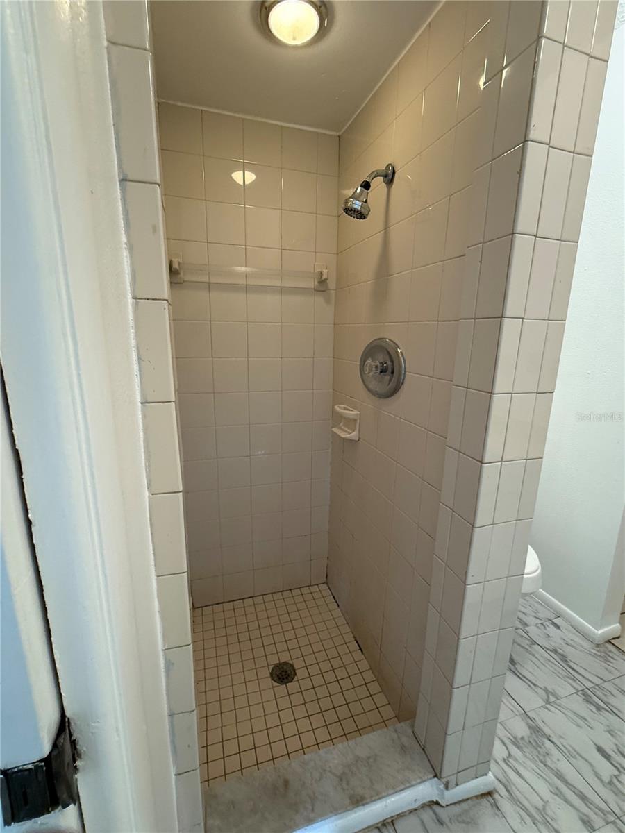 HOLIDAY HEIGHTS 2ND ADD - Residential Lease