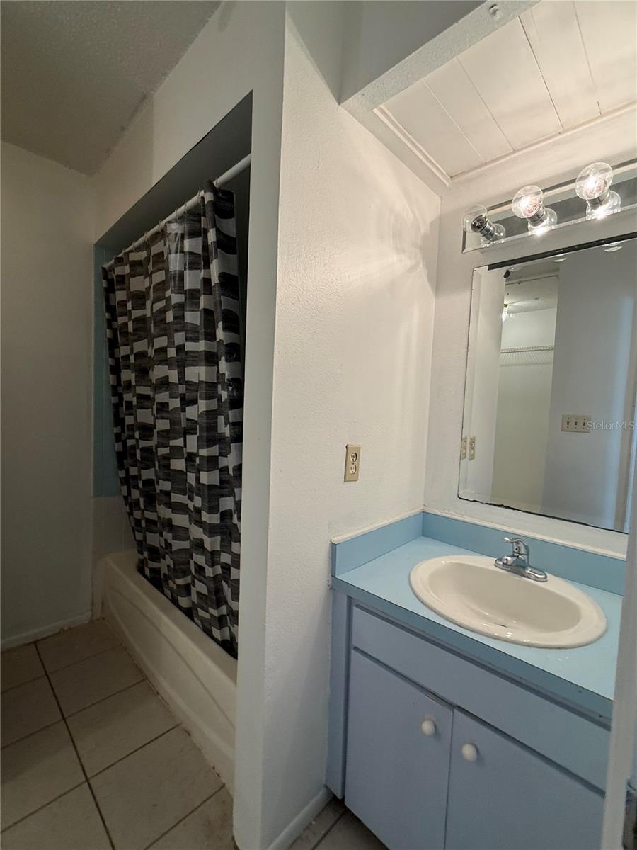 HOLIDAY HEIGHTS 2ND ADD - Residential Lease