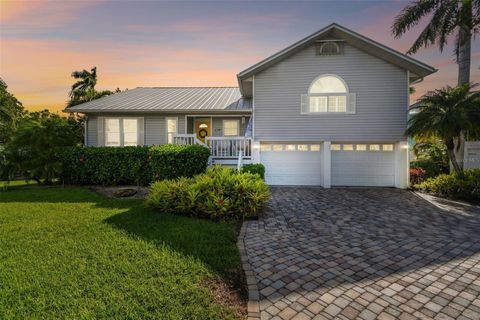 A home in PALMETTO