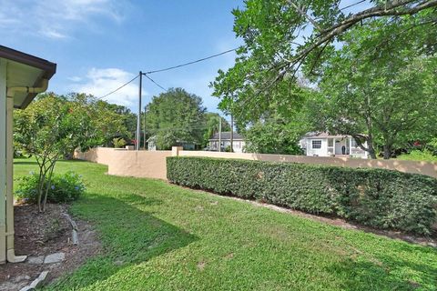 A home in DELAND