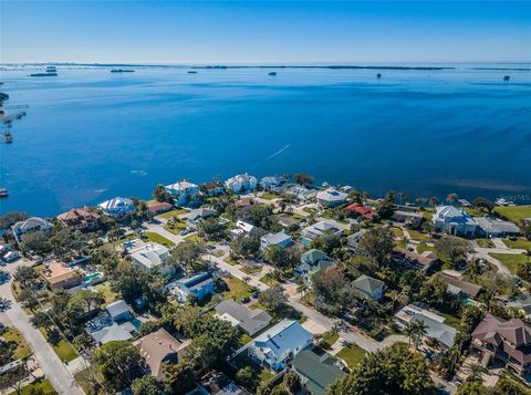 A home in PALM HARBOR