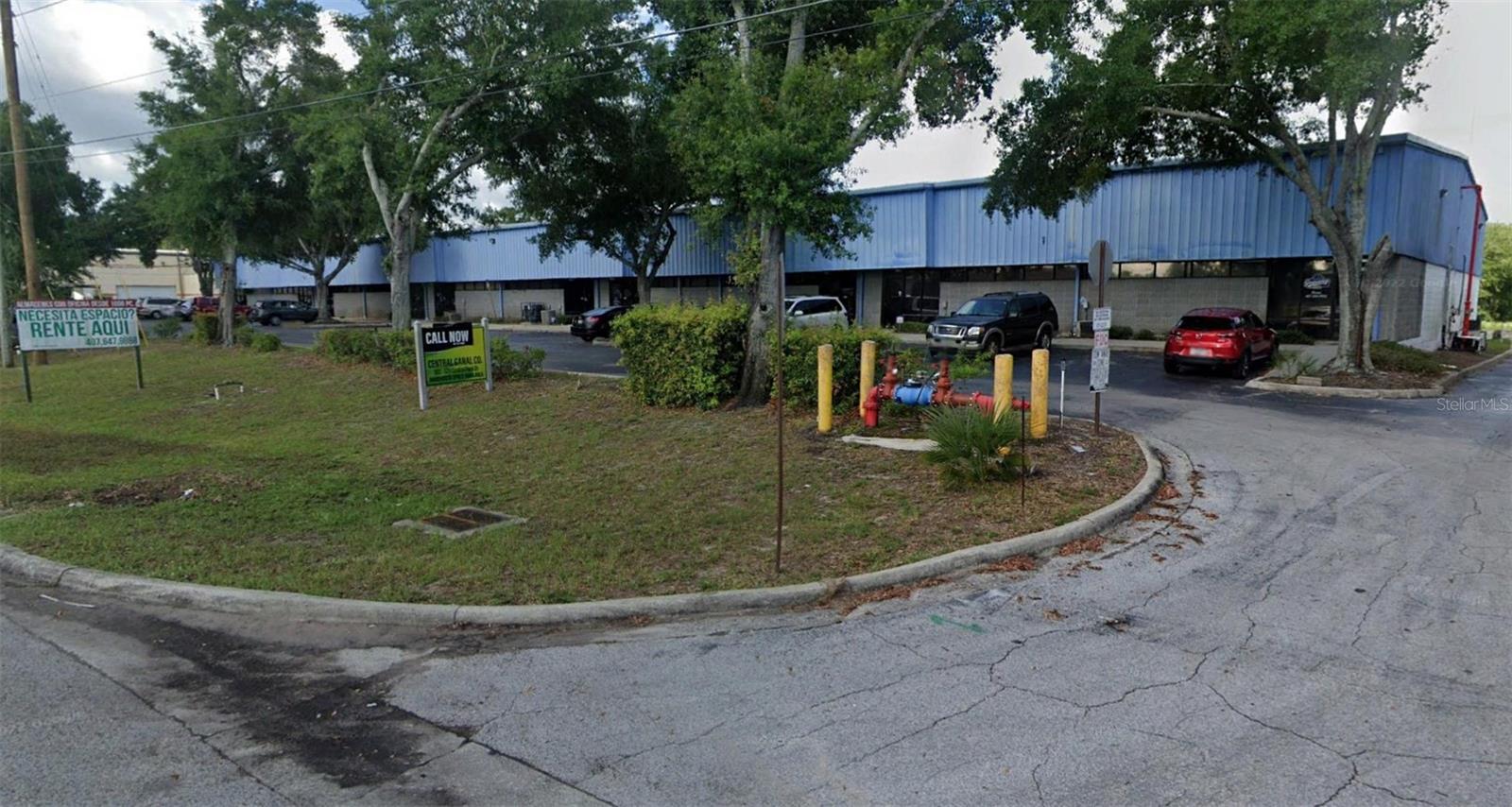 Make sure you seize the opportunity to lease this expansive commercial area. Ideal for various businesses, it boasts convenient access, ample parking, and versatility. With a generous 4440 square feet, including 2 roll-up doors, 2 bathrooms, and a 200 sqft office, it's primed for your needs. Available for lease exclusively. Contact our leasing office for further information.