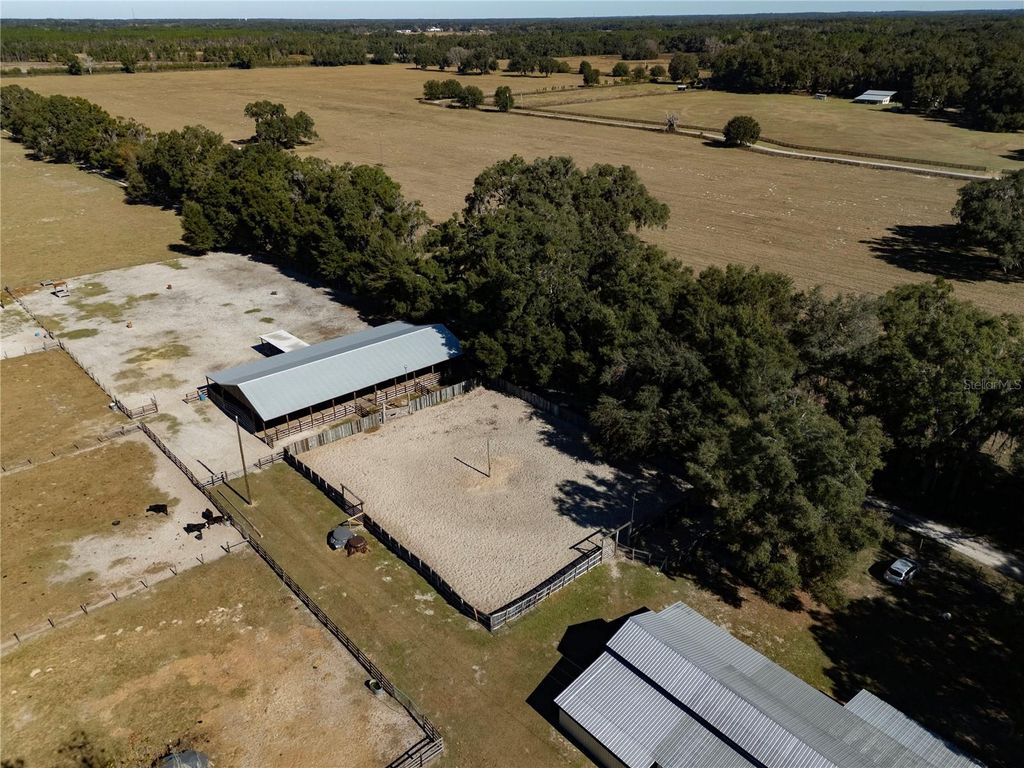 Photo of 17885 NE 2nd Place, Williston, FL 32696 (MLS # OM715392)