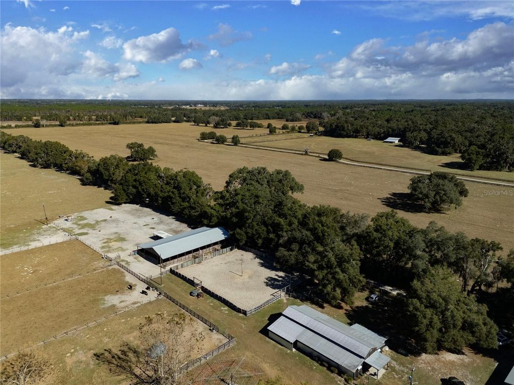 Photo of 17885 NE 2nd Place, Williston, FL 32696 (MLS # OM715392)