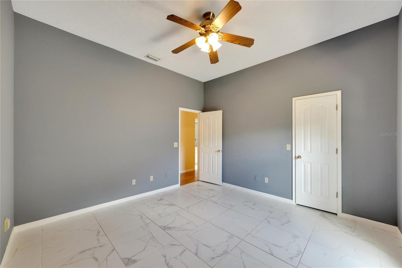 THE MANORS AT CRYSTAL LAKES - Residential Lease