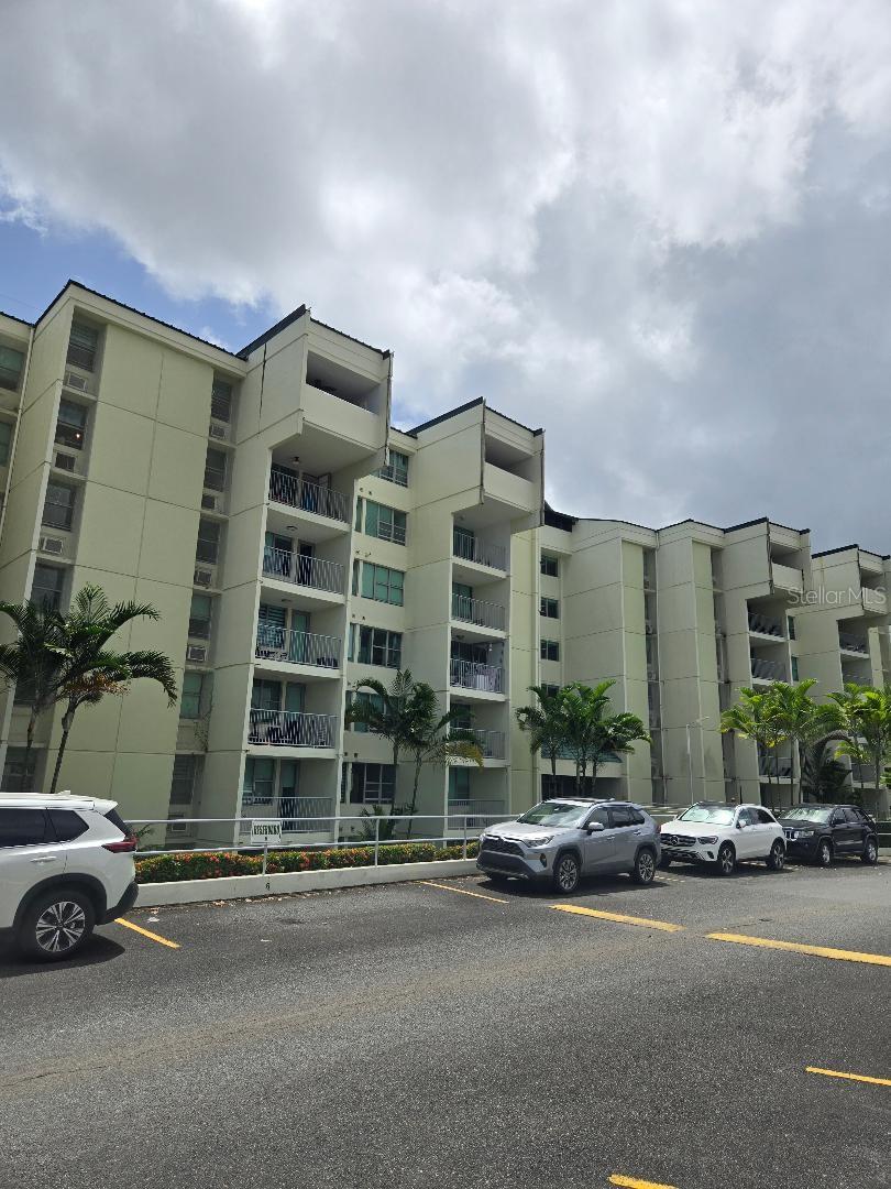 Modern Living in the Heart of Guaynabo!
Welcome to Atrium Park, one of Guaynabo’s most sought-after condominium communities! This beautifully maintained 3-bedroom, 2-bathroom apartment offers the perfect balance of comfort, convenience, and style.
Price: $245,000
Bedrooms: 3
Bathrooms: 2
Location: Prime Guaynabo area – close to schools, shopping centers, hospitals, and major highways
Amenities: Gated community with 24/7 security, Swimming pool, Fitness center, Playground, Clubhouse
Unit Features: Open concept living and dining area, spacious kitchen with modern cabinetry, balcony with panoramic city views, 3 assigned parking spaces and laundry area
Enjoy the comfort and peace of a secure and family-friendly community, just minutes away from everything you need!