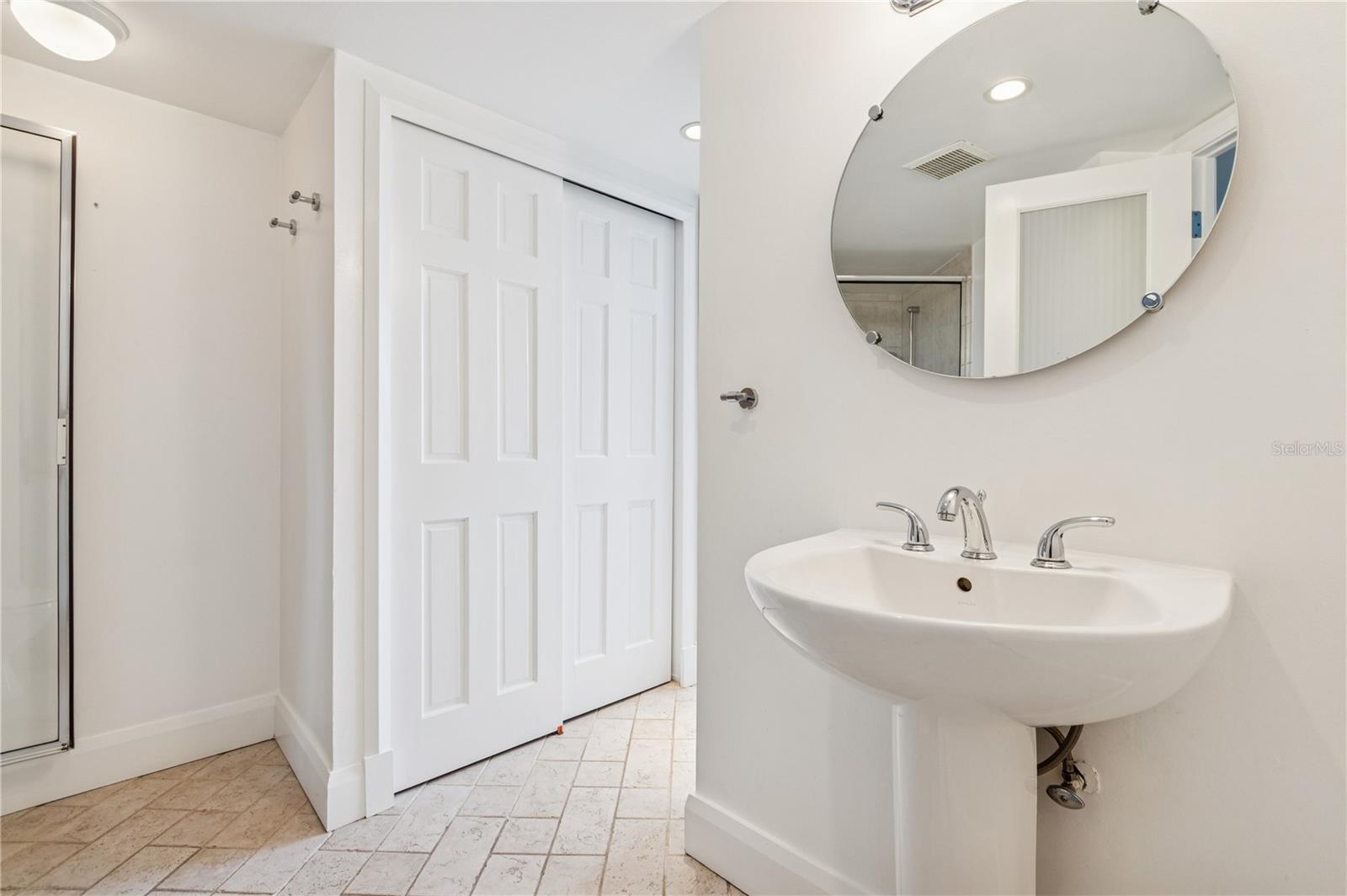 PARK LAKE TOWERS - Residential