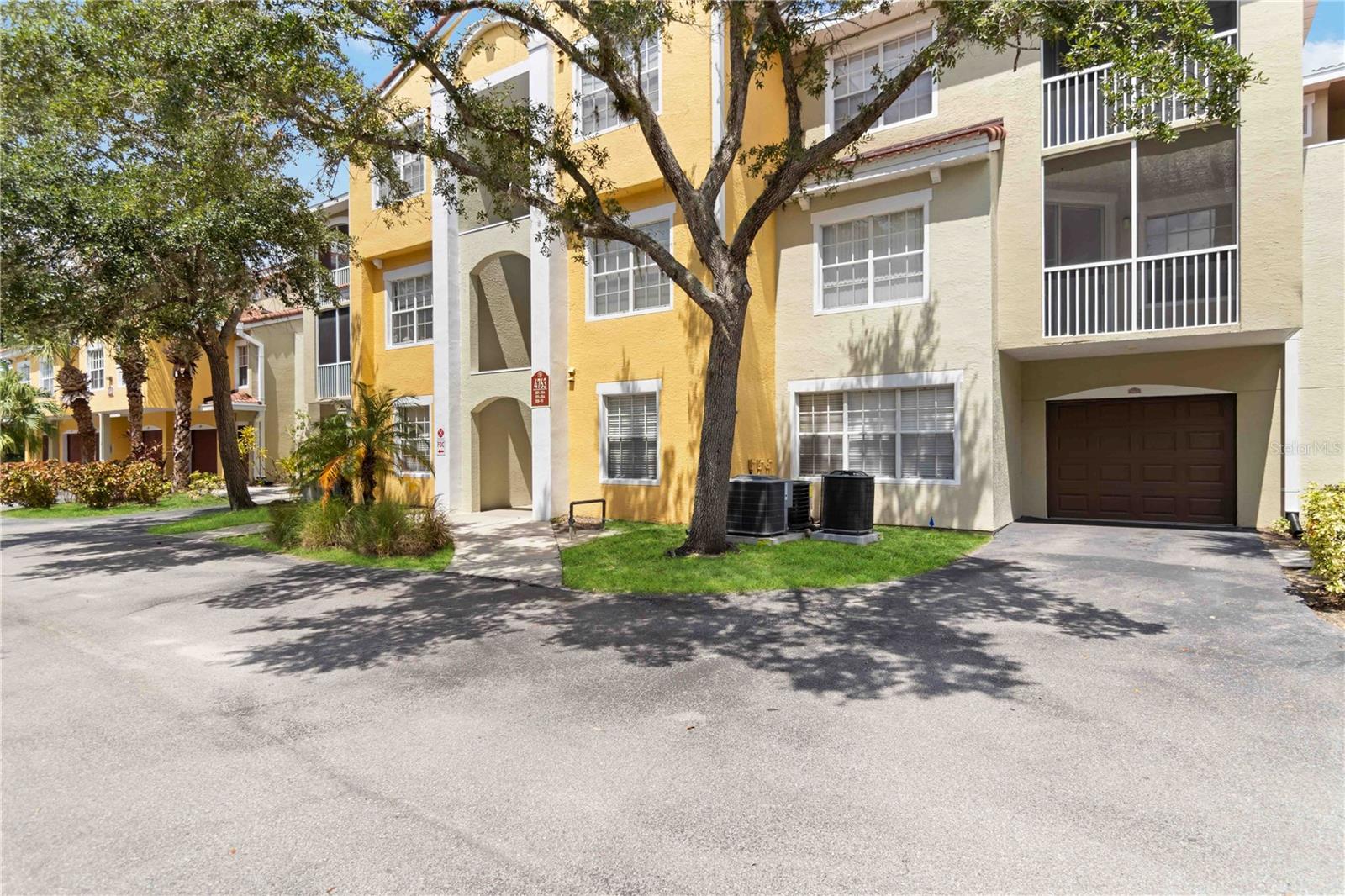 4763 TRAVINI CIRCLE 3-111