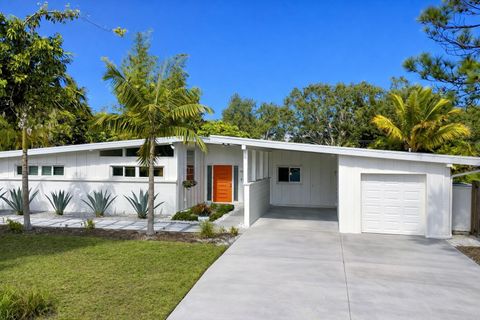 Photo of 2715 Valencia Drive, Sarasota, FL 34239 (MLS # A4681941)