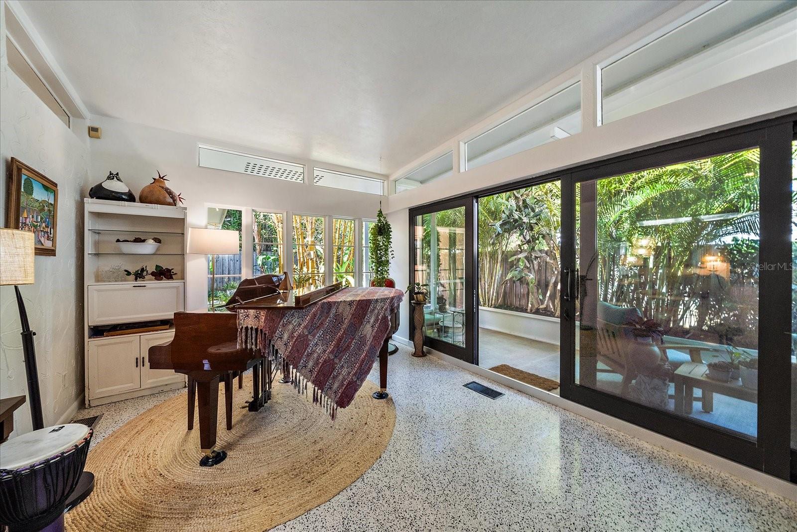 SOUTH GATE - Residential