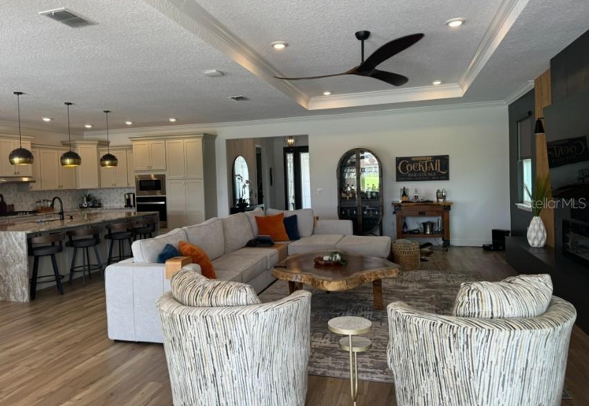 ON TOP OF THE WORLD - Residential