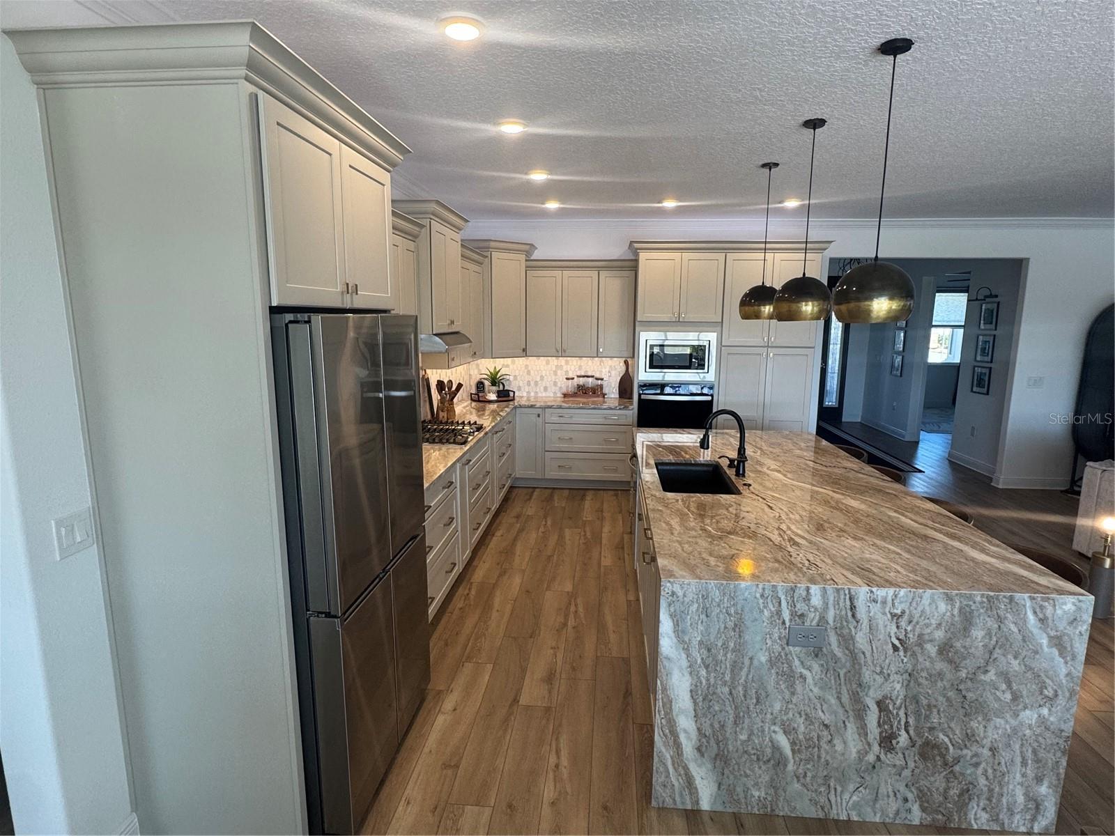 ON TOP OF THE WORLD - Residential