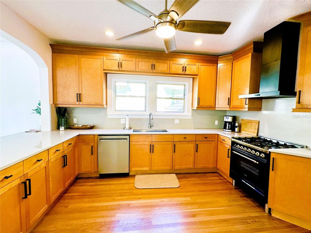 Photo of 150 18th Avenue N, St Petersburg, FL 33704 (MLS # TB8441132)