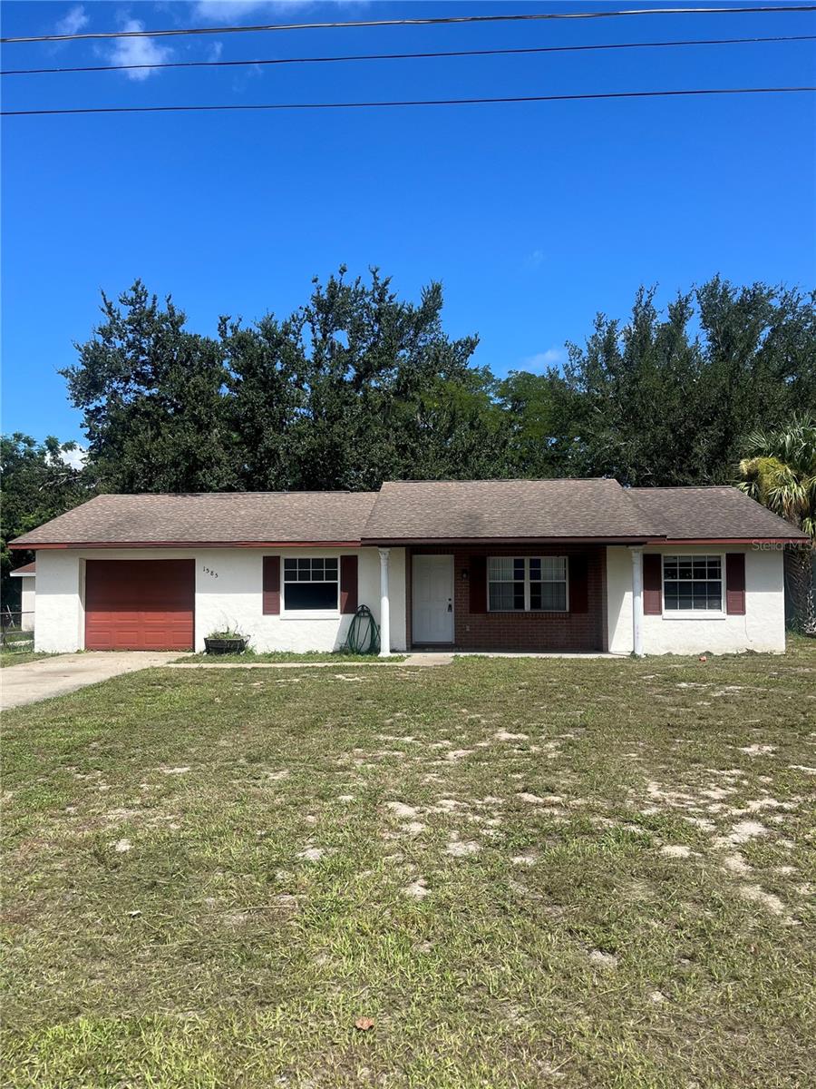 Great location for this lovely 2 bedroom 2 bathroom home. Located between downtown Mount Dora and downtown Eustis. Large back yard.
Call for a showing today.