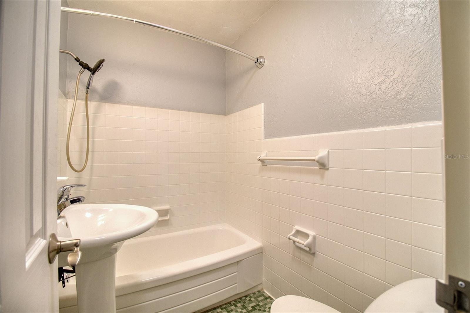 WAVE THE CONDO - Residential Lease