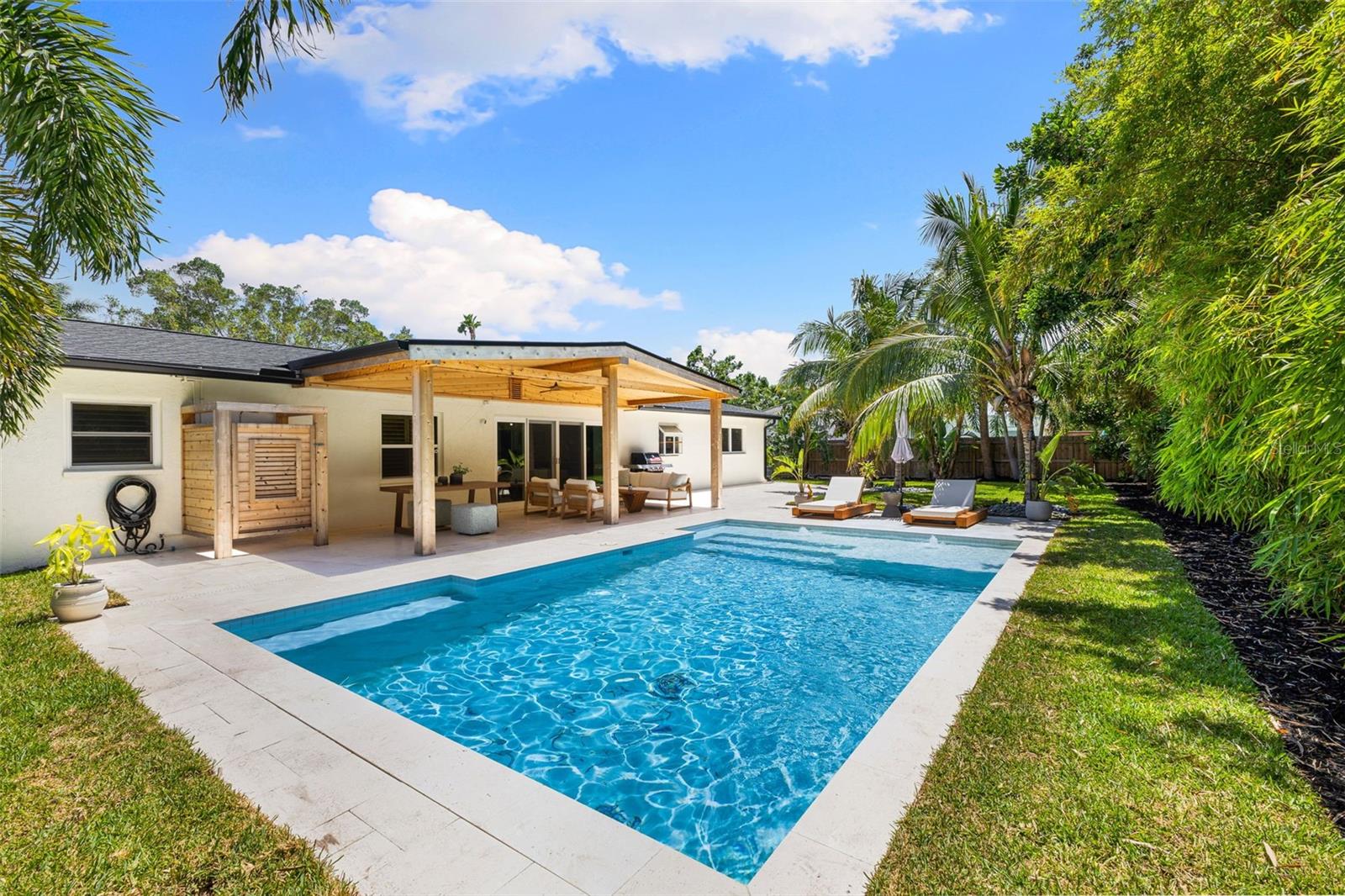 OVERLOOK DRIVE ESTATE - Residential