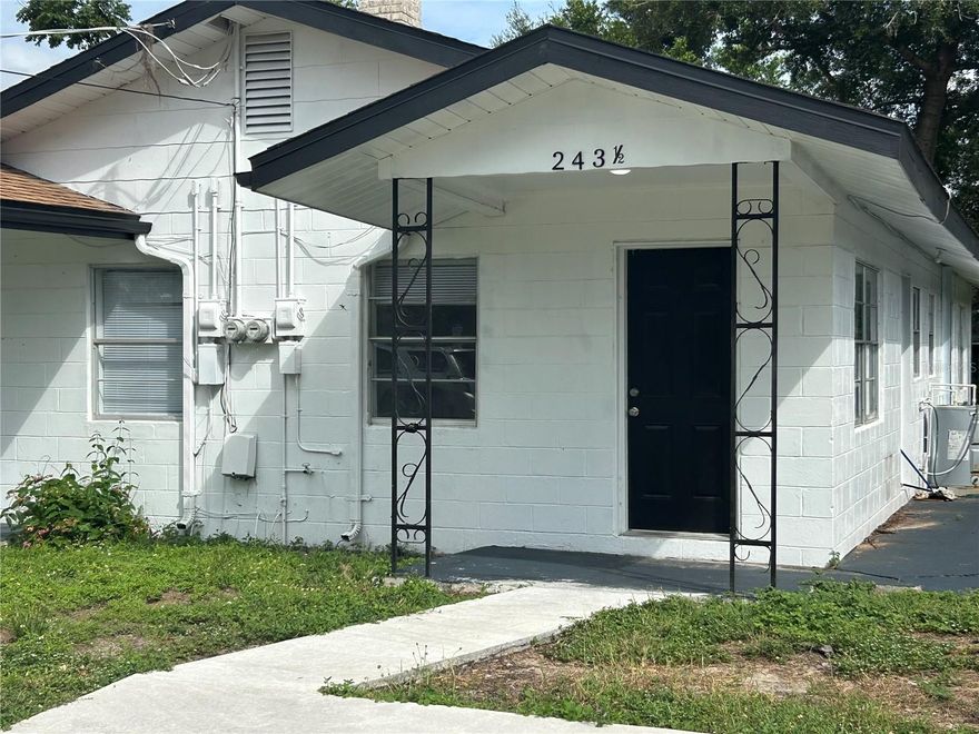 NICE DUPLEX APARTMENT AVAILABLE! Newly renovated, this 2 BD/1 BA has wood-look plank flooring throughout, kitchen and so much more. Just steps from Lake Silver and conveniently located to shopping, dining, medical and downtown Winter Haven! Don’t miss out on a great this rental. Call Today to schedule your showing!!!