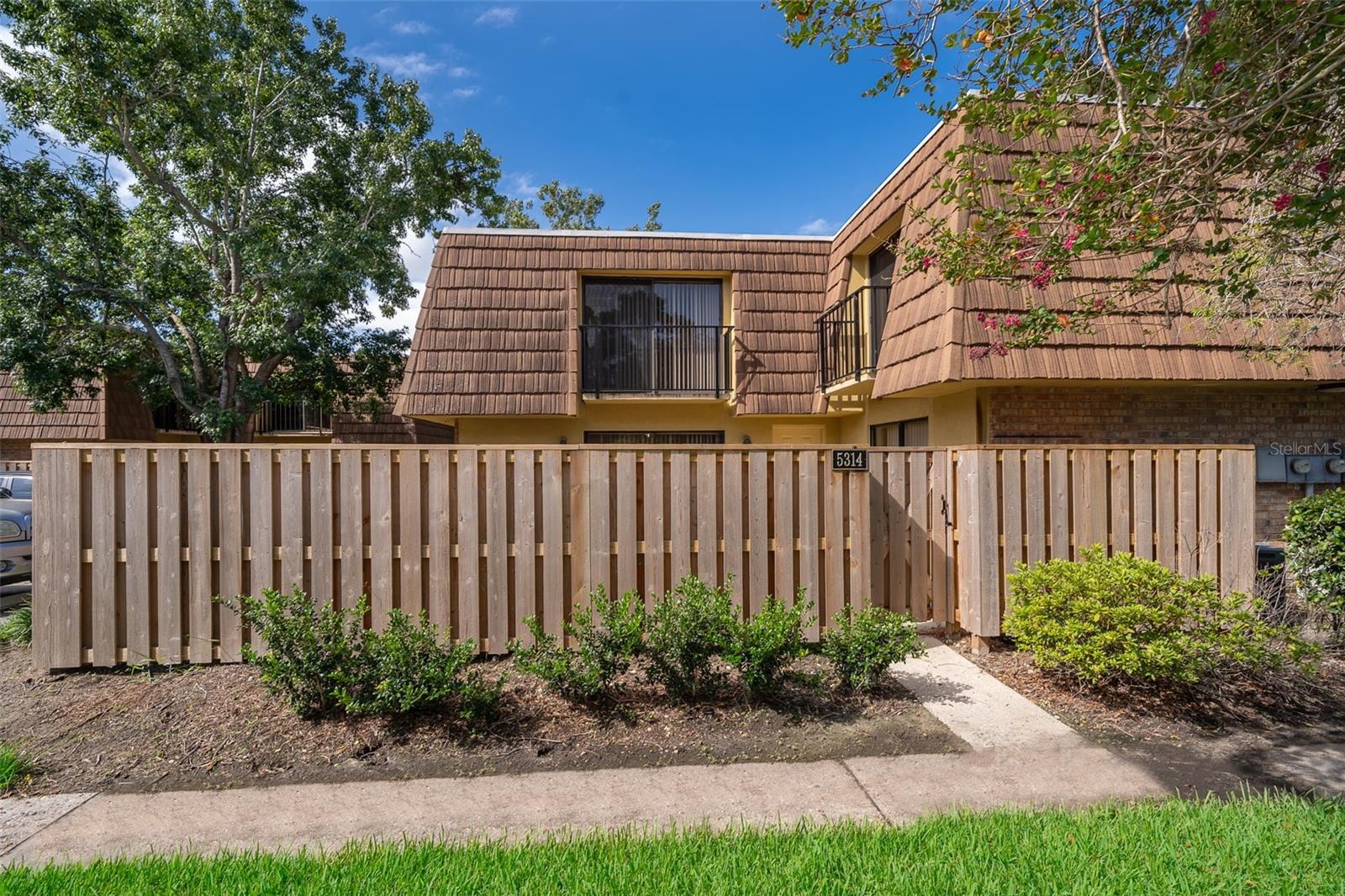 Welcome to 5314 Brook Ct—a two-story, 2-bedroom, 2.5-bathroom townhome with huge private outdoor space. Perfectly suited for professionals, couples, or small families, this spacious rental offers a low-maintenance lifestyle in a quiet, well-maintained community.
Step inside to find a interior featuring laminate and tile flooring throughout, an upgraded kitchen with newer cabinetry and custom countertops. The kitchen has enough space for a pub table to enjoy a quick breakfast. Upstairs- Each bedroom includes its own private balcony, while the fully fenced back patio gives you a peaceful place to unwind or entertain.
The Middlebrook community amenities offer a sparkling pool, racquetball court, tennis court, and assigned parking. Residents love the location being up the street from Universal Studios, Epic Universe, Mall of Millenia + groceries and dining and easy access to I4 / the Turnpike/ and just 16 minutes to Downtown Orlando.
Whether you're working downtown, attending school, or simply looking for a centrally located home close to all the action, this property offers the best of both worlds: comfort and convenience. Now for immediate move in—schedule your tour today !