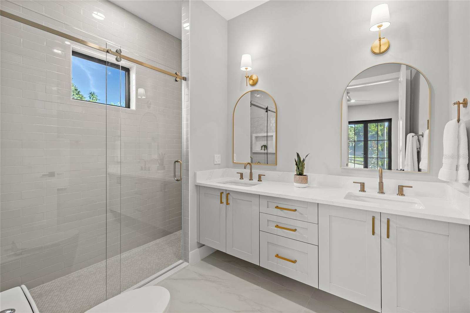 LAKE EMERALD - Residential