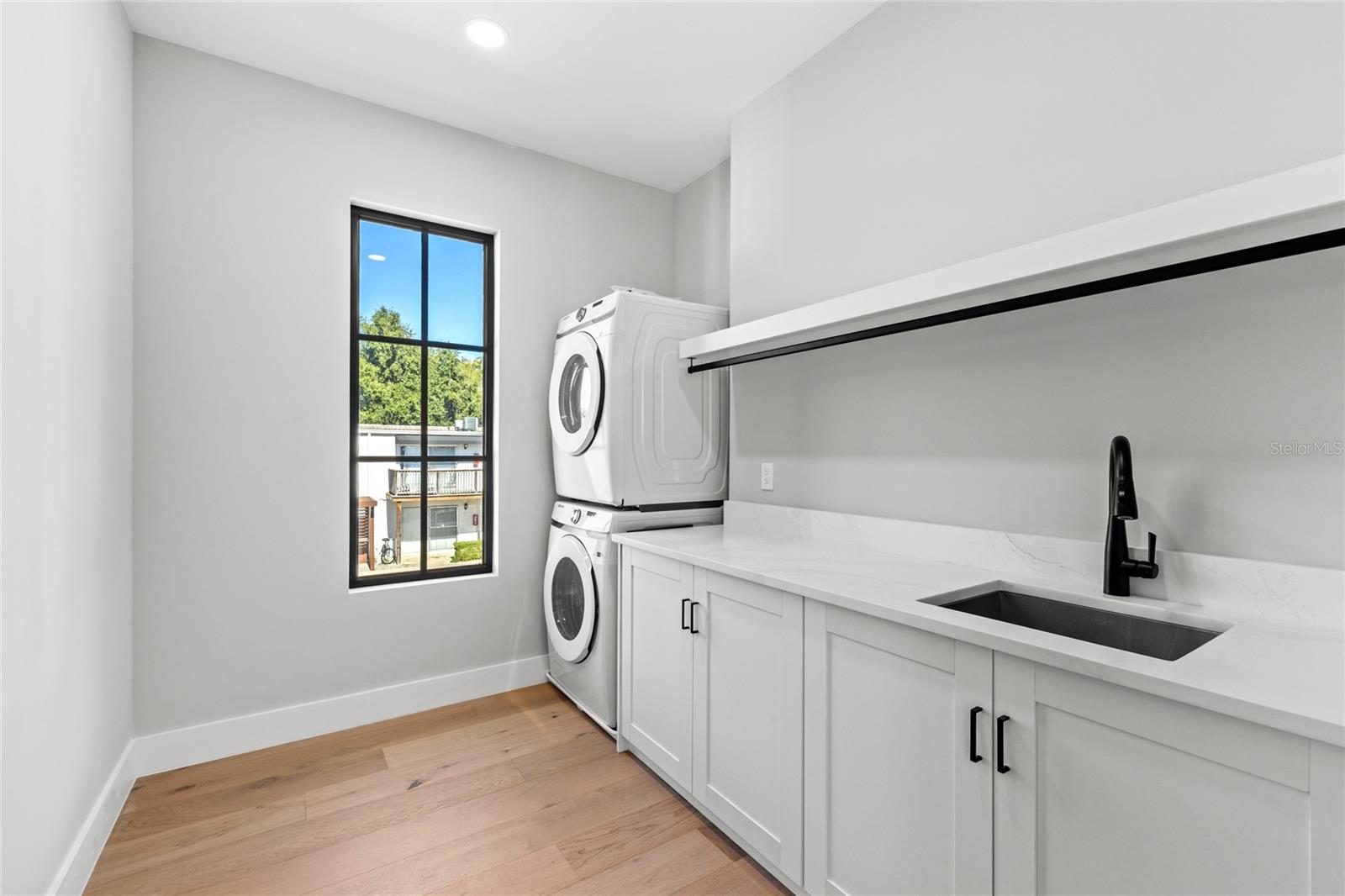 LAKE EMERALD - Residential