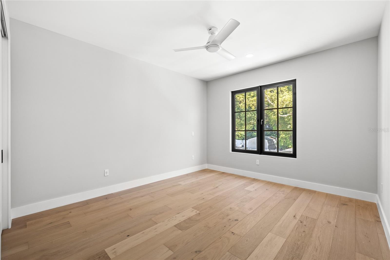 LAKE EMERALD - Residential