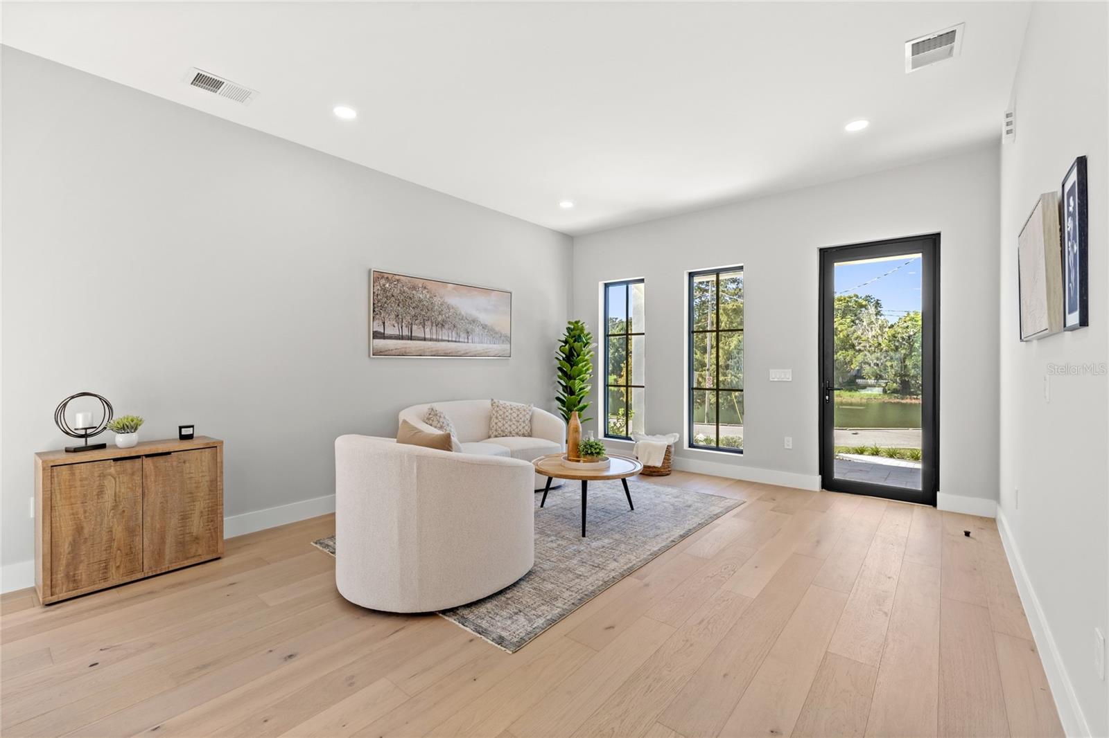 LAKE EMERALD - Residential