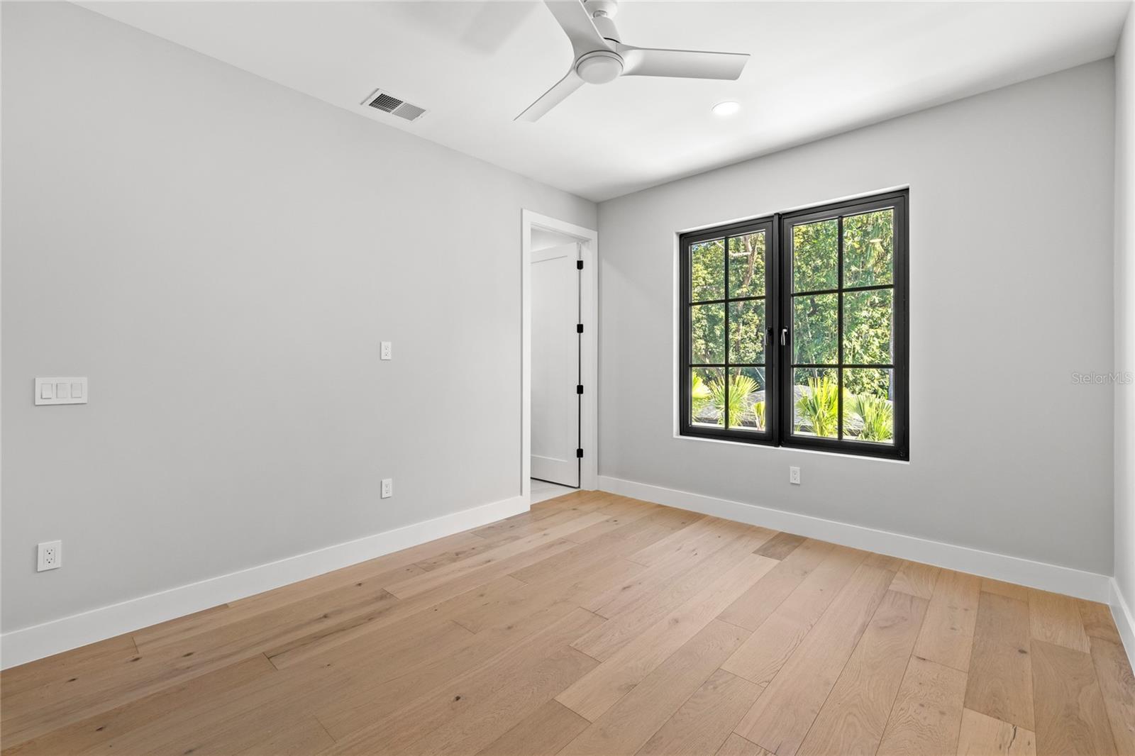 LAKE EMERALD - Residential