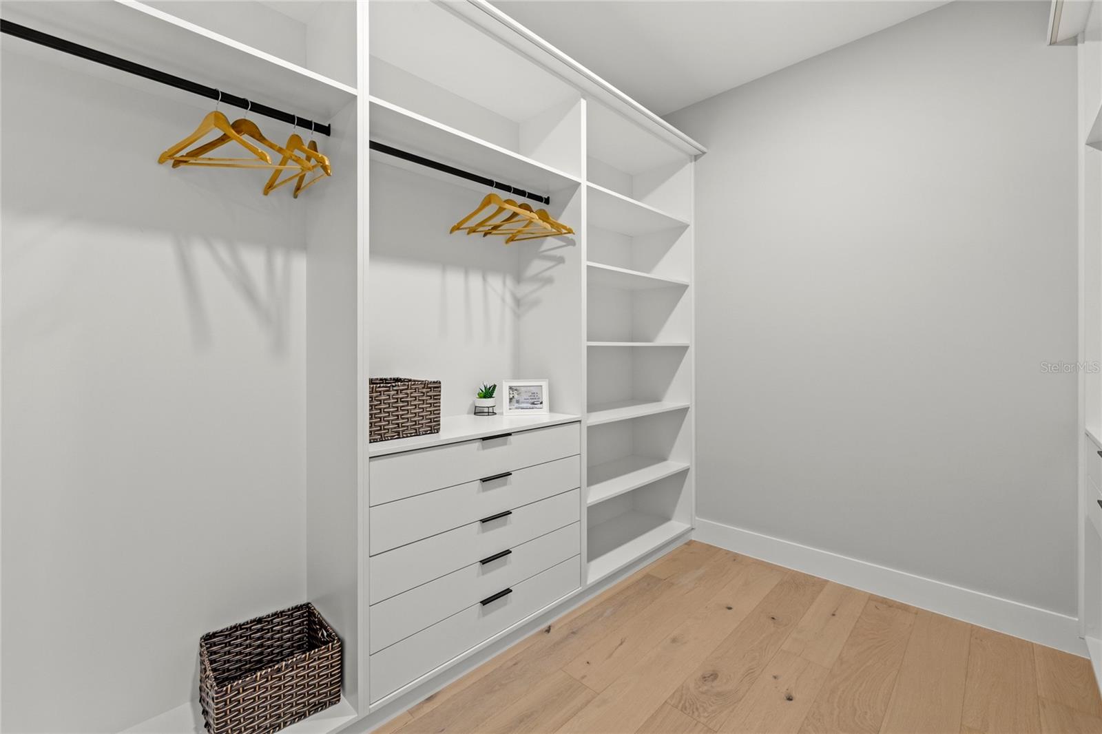 LAKE EMERALD - Residential