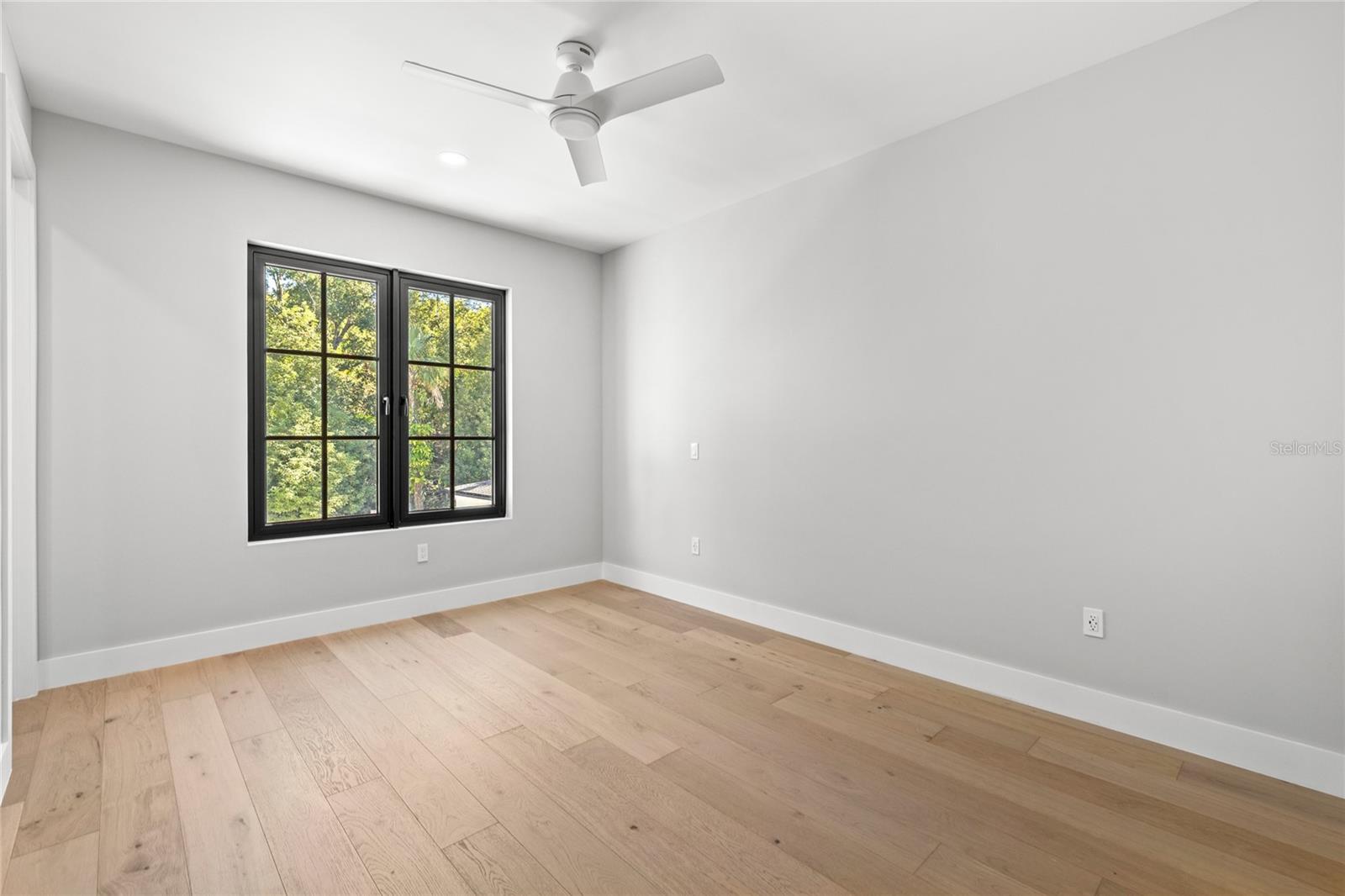 LAKE EMERALD - Residential