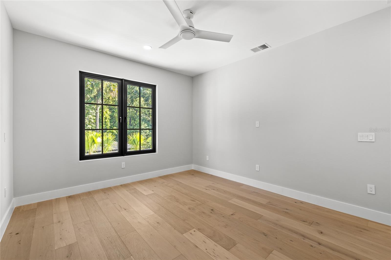 LAKE EMERALD - Residential