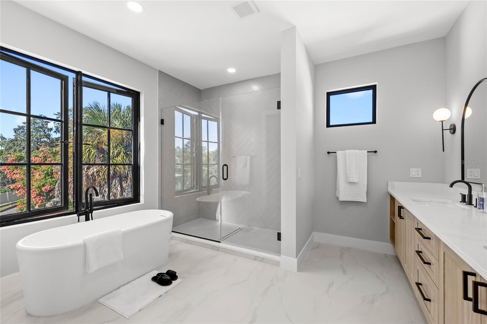 LAKE EMERALD - Residential