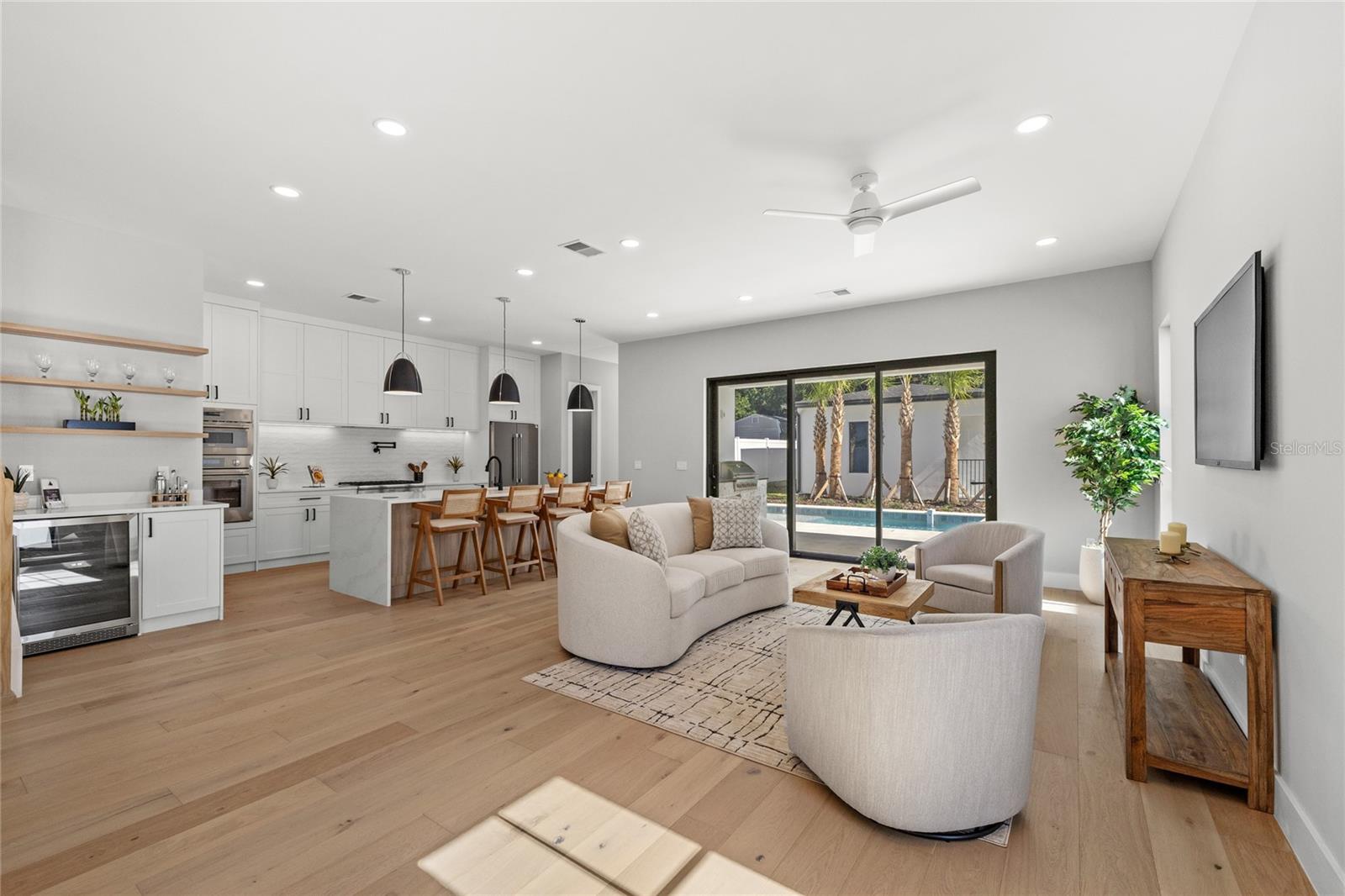 LAKE EMERALD - Residential