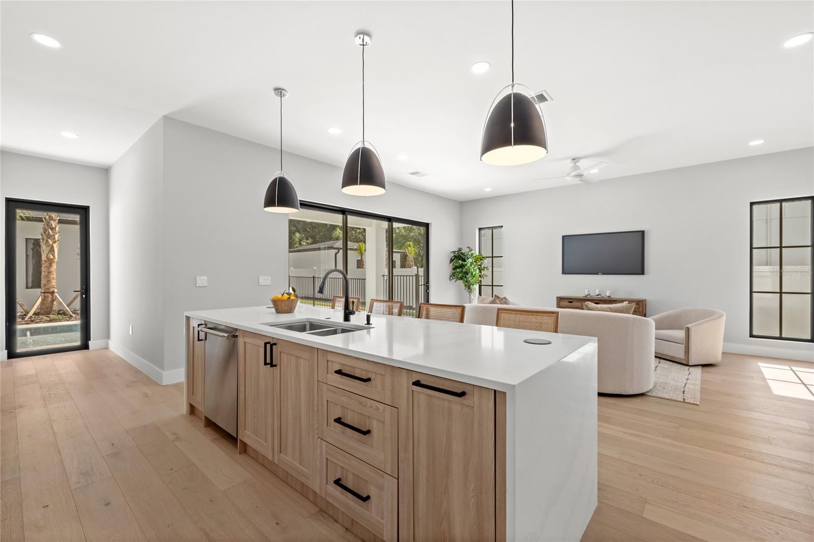 LAKE EMERALD - Residential