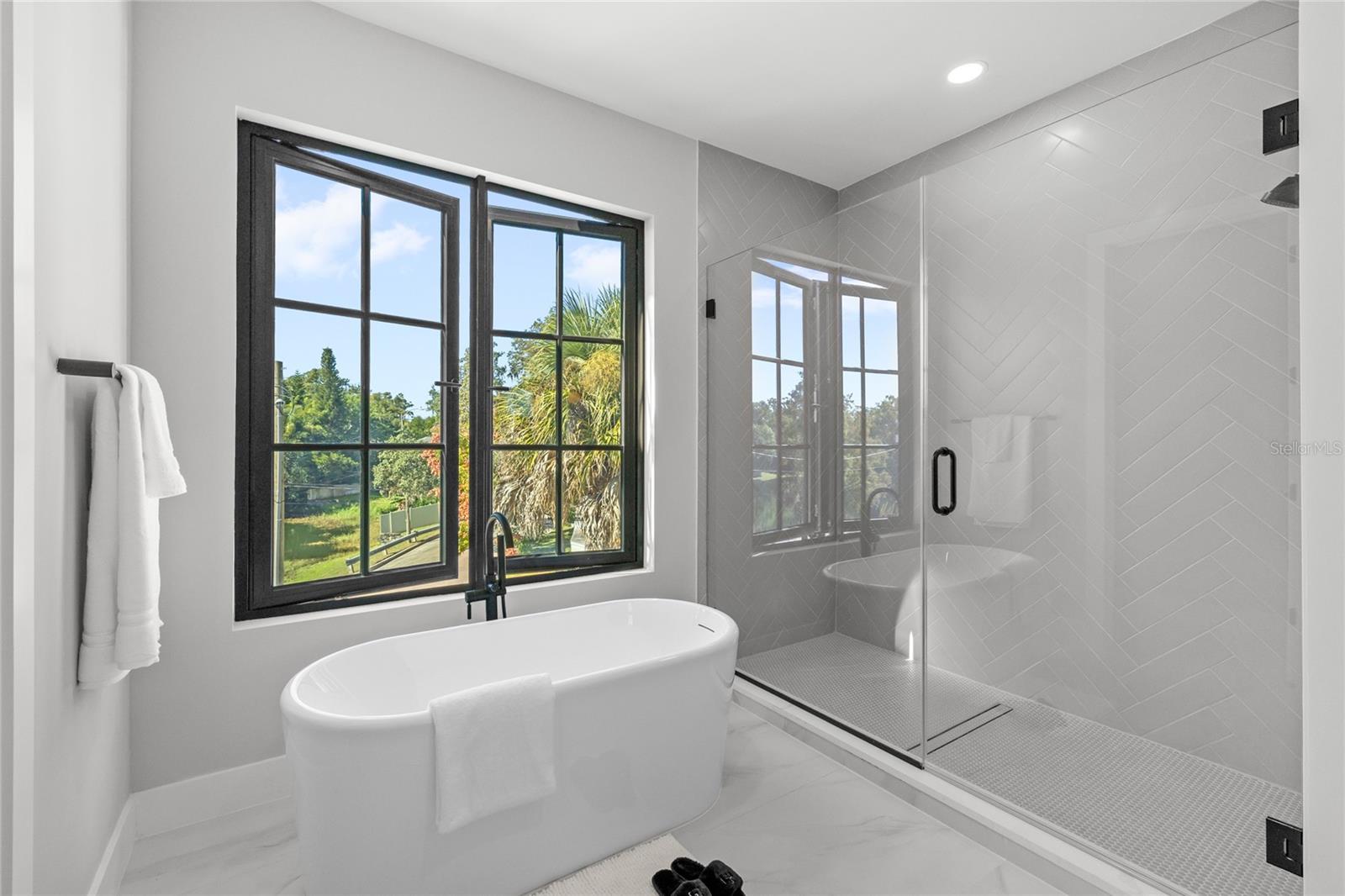 LAKE EMERALD - Residential