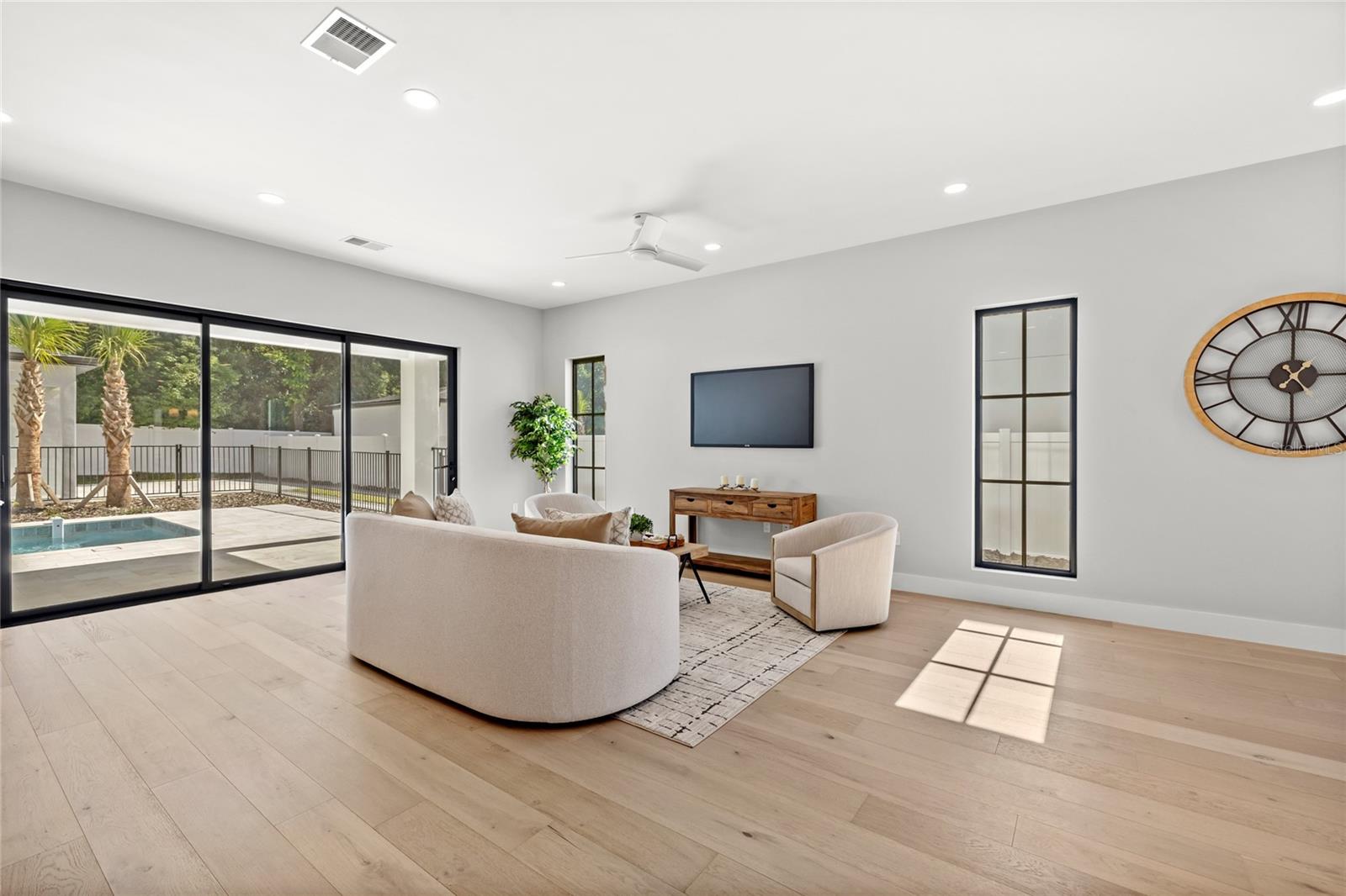 LAKE EMERALD - Residential