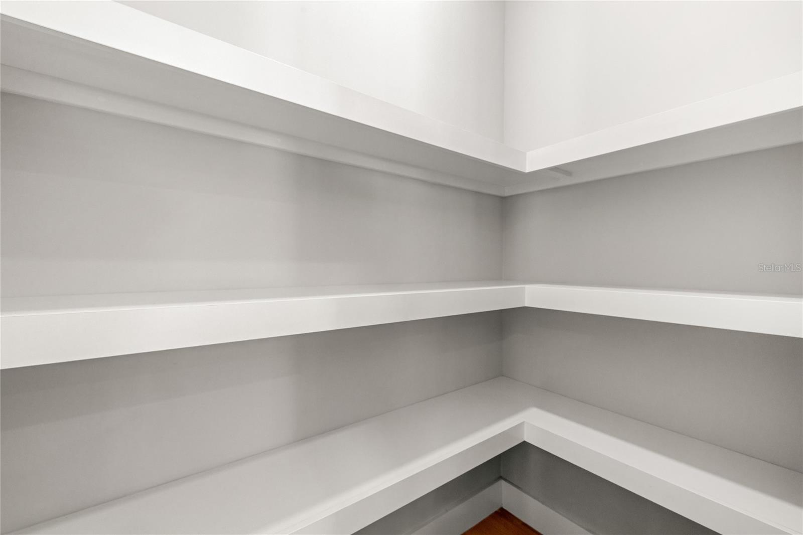 LAKE EMERALD - Residential